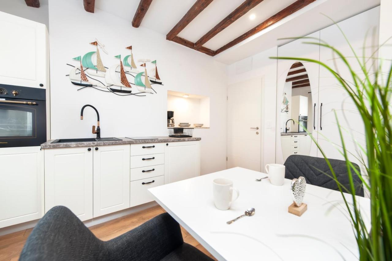 The Yellow House Apartments Rovinj Exterior photo