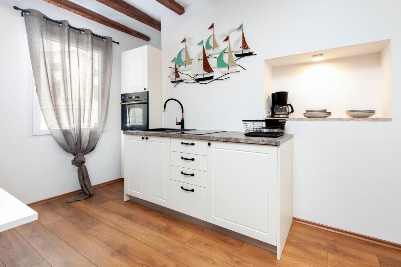 The Yellow House Apartments Rovinj Exterior photo