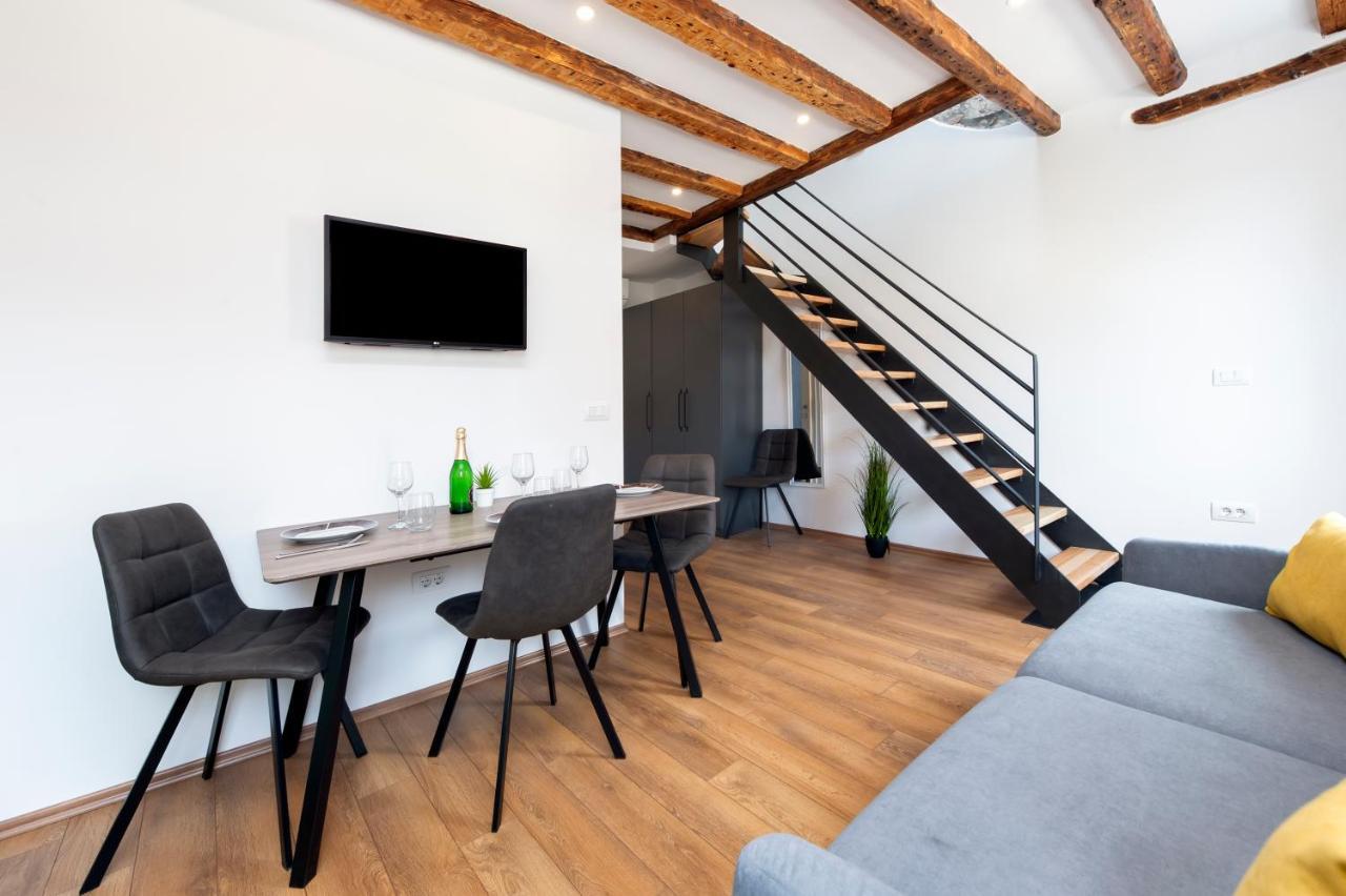 The Yellow House Apartments Rovinj Exterior photo