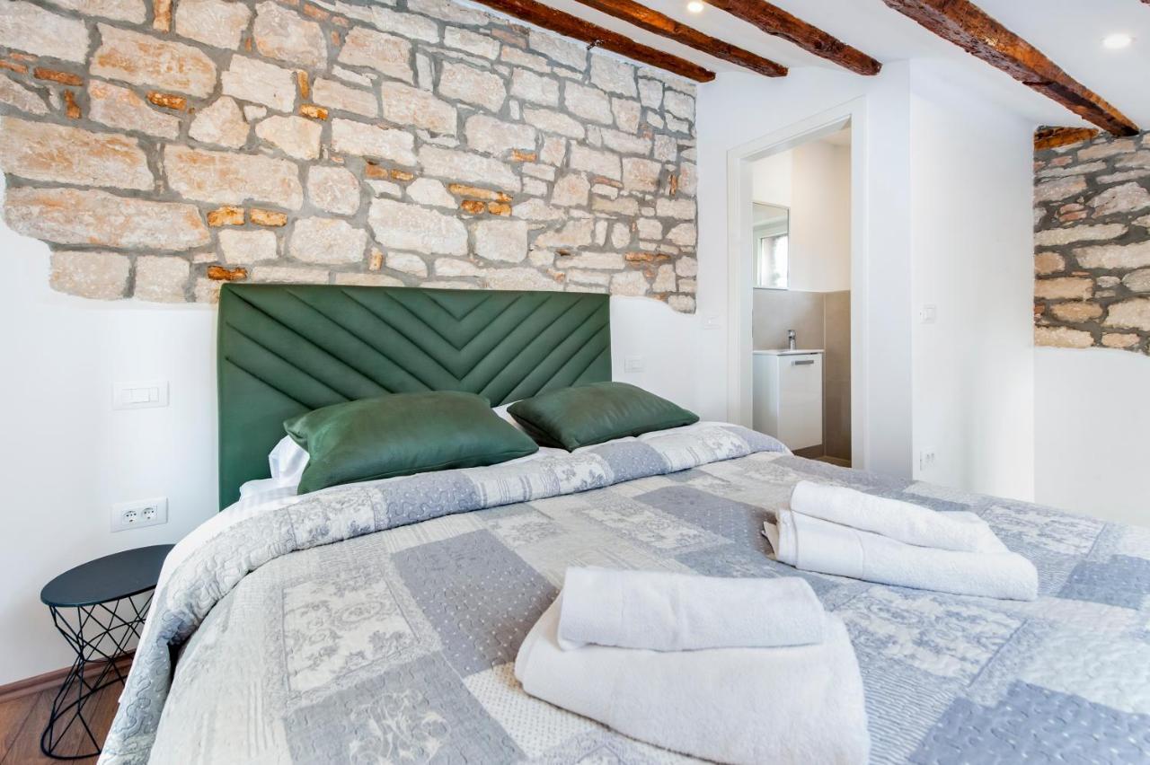 The Yellow House Apartments Rovinj Exterior photo